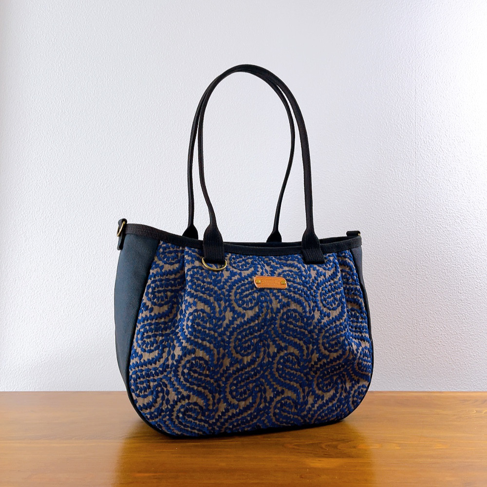 ♥️中♥️ころりんバッグ　ショルダー　トートバッグ　コットンレース×黒帆布　2WAY 斜め掛け　帆布　ファスナー　刺繍