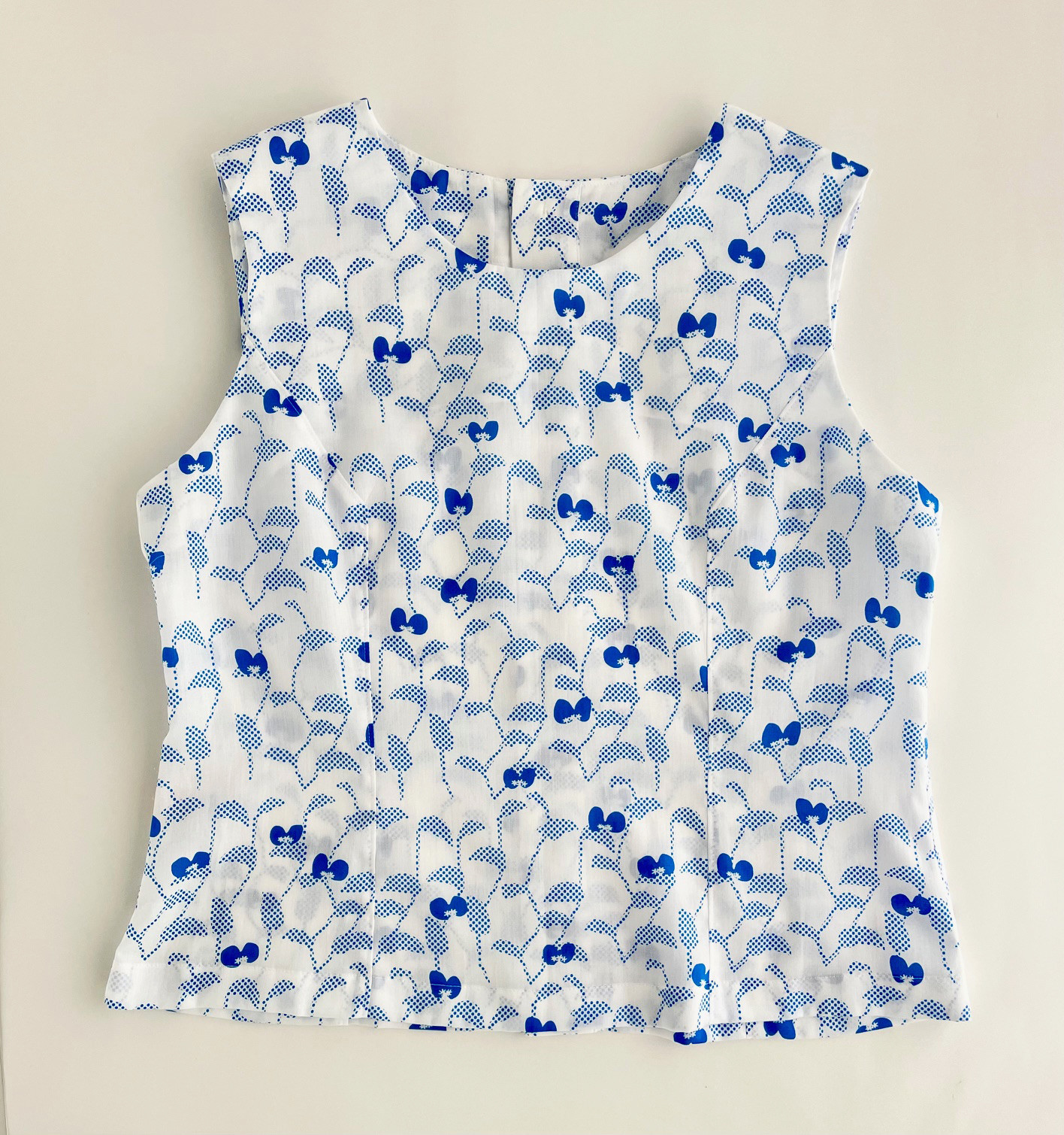 爽やかノースリーブブラウス /　ツユクサ　秋まで活躍　ジャケットやニットのインに　草花模様　ボタニカル