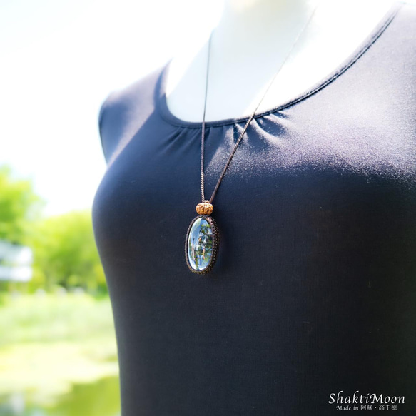 レア・希少！ぷっくりかわいい高品質ヒマラヤ産水晶リンガムと6面チクナルドラクシャのお守りマクラメペンダント37 10枚目の画像