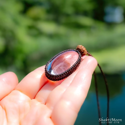 レア・希少！ぷっくりかわいい高品質ヒマラヤ産水晶リンガムと6面チクナルドラクシャのお守りマクラメペンダント37 3枚目の画像