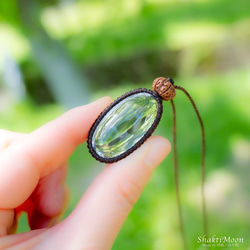 レア・希少！ぷっくりかわいい高品質ヒマラヤ産水晶リンガムと6面チクナルドラクシャのお守りマクラメペンダント37 6枚目の画像