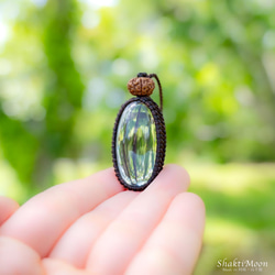 レア・希少！ぷっくりかわいい高品質ヒマラヤ産水晶リンガムと6面チクナルドラクシャのお守りマクラメペンダント37 5枚目の画像