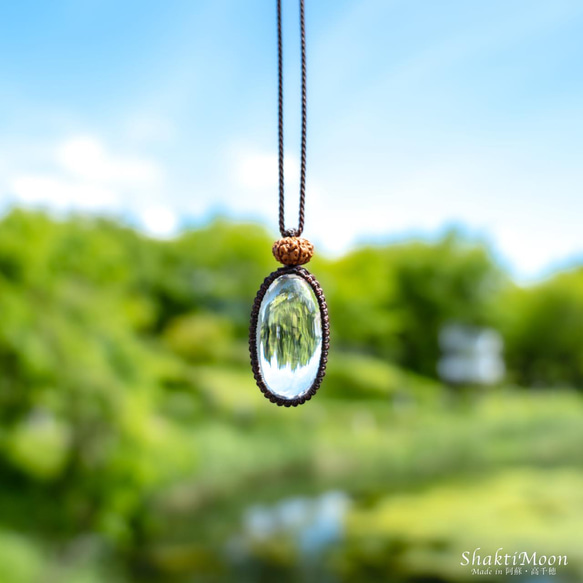 レア・希少！ぷっくりかわいい高品質ヒマラヤ産水晶リンガムと6面チクナルドラクシャのお守りマクラメペンダント37 4枚目の画像