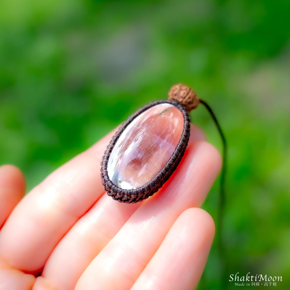 レア・希少！ぷっくりかわいい高品質ヒマラヤ産水晶リンガムと6面チクナルドラクシャのお守りマクラメペンダント37 7枚目の画像