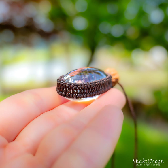 レア・希少！ぷっくりかわいい高品質ヒマラヤ産水晶リンガムと6面チクナルドラクシャのお守りマクラメペンダント37 9枚目の画像