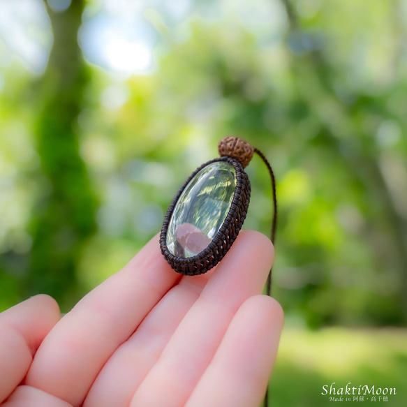 レア・希少！ぷっくりかわいい高品質ヒマラヤ産水晶リンガムと6面チクナルドラクシャのお守りマクラメペンダント37 8枚目の画像