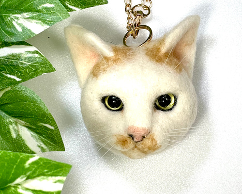 羊毛フェルト。猫。バッグチャーム。オーダーNo.30 白茶猫の猫バッグチャーム931 羊毛フェルト 羊毛フェルト猫 茶白