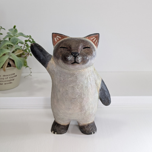 木彫り 『伝言板を持つ猫』、 きもかわいい木彫りの置物 シャム
