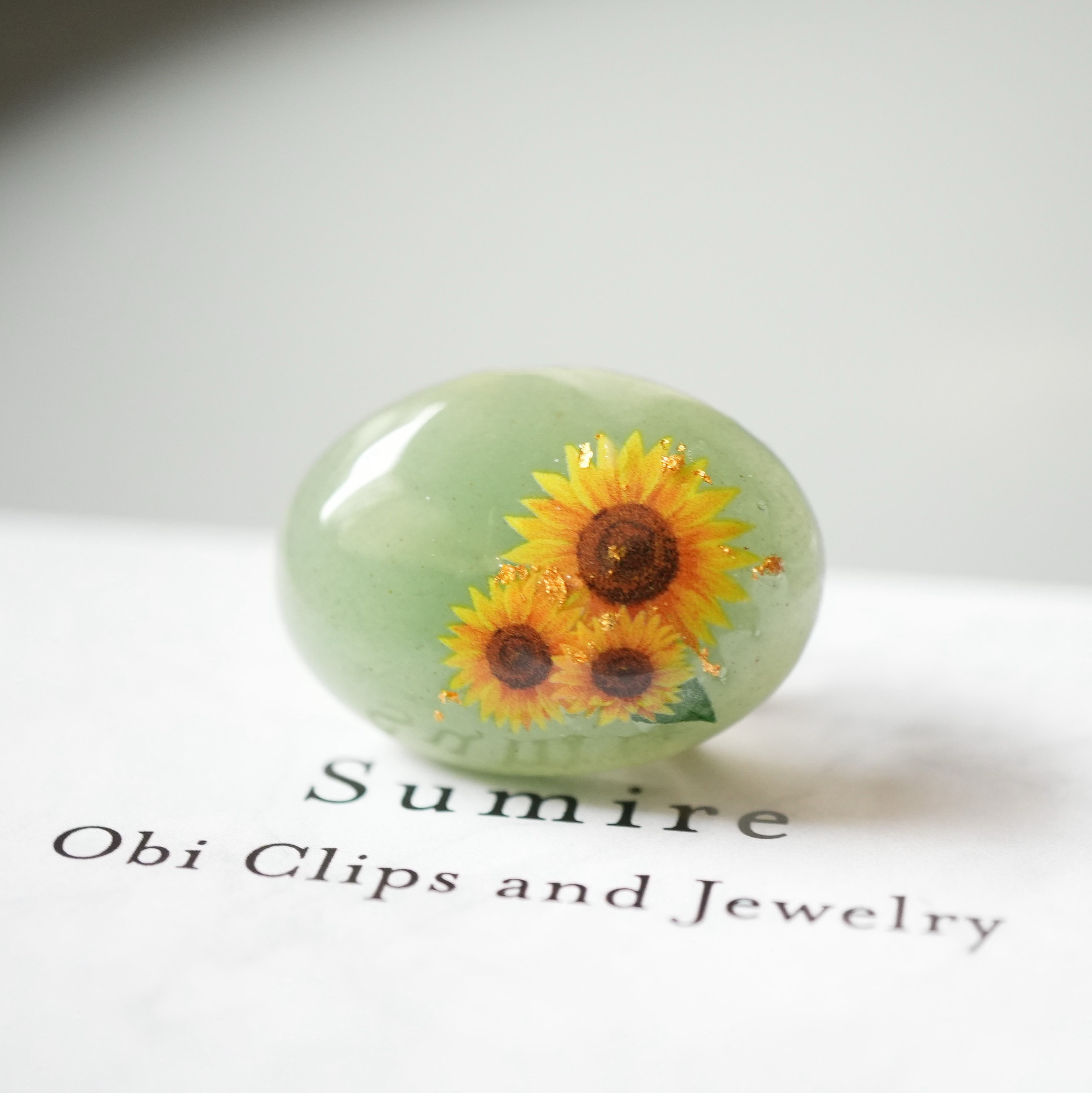 天然石グリーンアベンチュリンとひまわり、金箔の帯留め ポニーフック ブローチ ペンダント 浴衣 向日葵 夏祭り