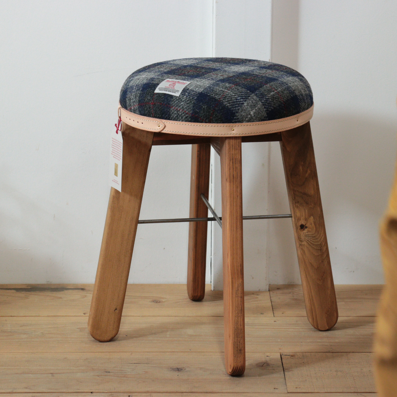 送料無料【ネイビー&グレーチェック】ハリスツイードで仕立てたアンティークな風合いのスツール　椅子　木製