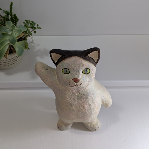 木彫りのデブ猫ボスの置物 木彫り猫の置物（白キジ猫） | iichi 日々の