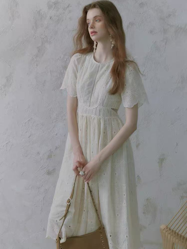 ハイウェスト 刺繍ワンピース　半袖ワンピース