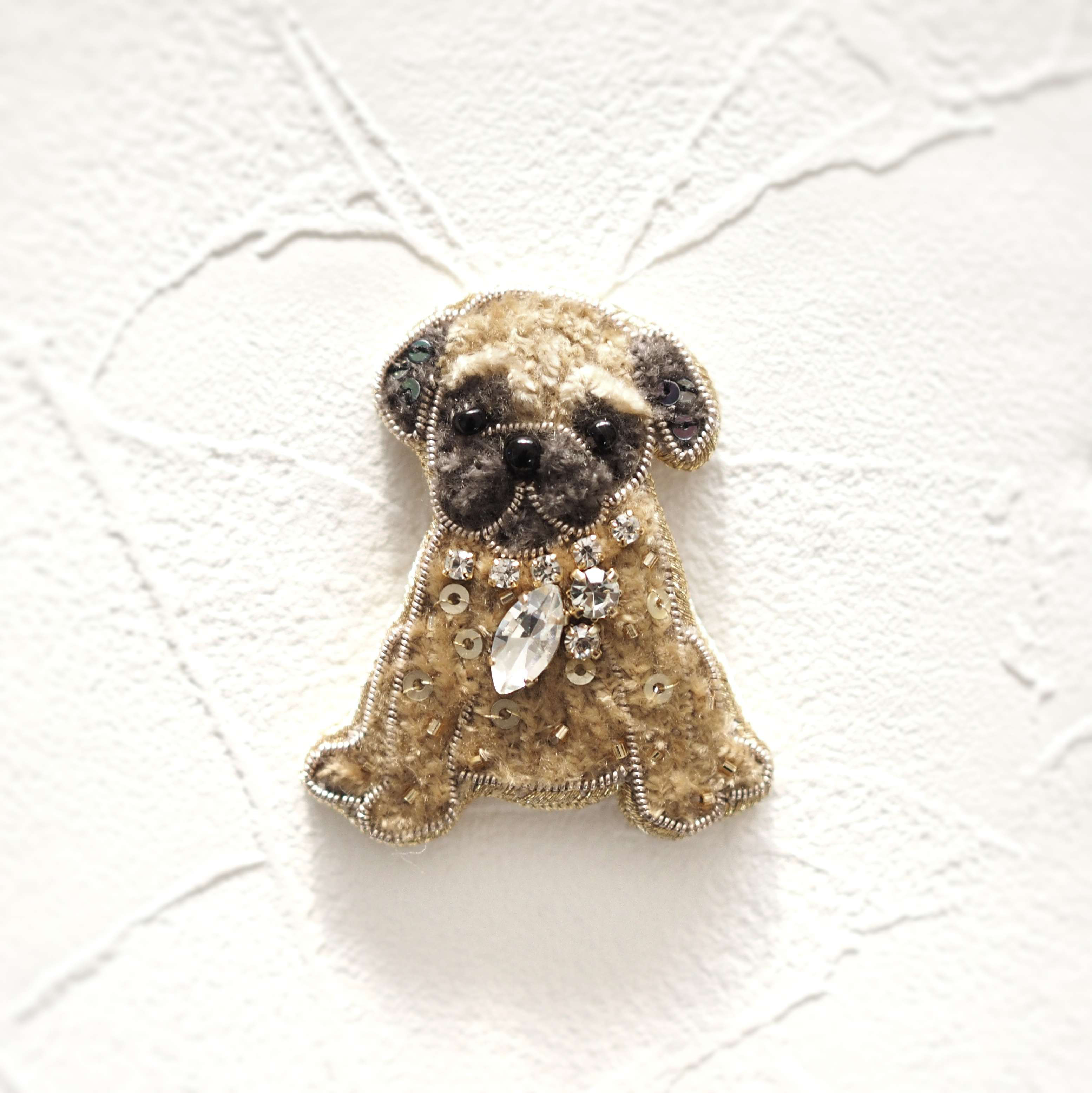 【受注販売】繊細なオートクチュールビーズ刺繍のパグのブローチ　手嶋咲良先生作品　愛犬シリーズ