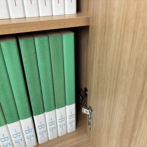 キャスター付き木製本棚 鍵付き　収納　同人誌　ラック　本棚 鍵付き本棚 隠せる本棚 大切な物の収納 同人誌の収納 キャスター