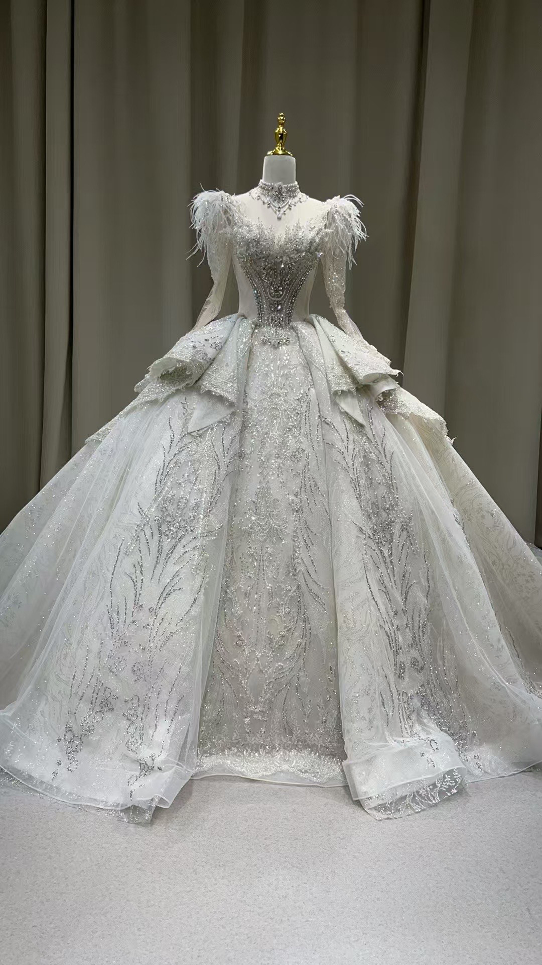 華やかな　グッリター　フェザース透け袖　スクエアネック　白　ウェディングドレス　クラシカル　ギャザースカート　ブライダル