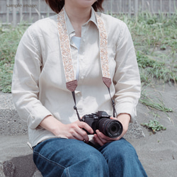 【ウェーブフラワー】ピンク　カメラストラップ　インド刺繍　帆布　華やか　可愛い　カメラ女子 6枚目の画像