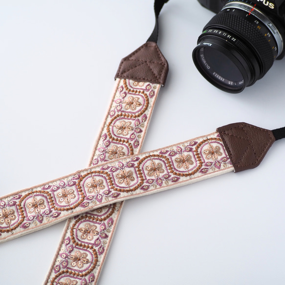 【ウェーブフラワー】ピンク　カメラストラップ　インド刺繍　帆布　華やか　可愛い　カメラ女子 1枚目の画像