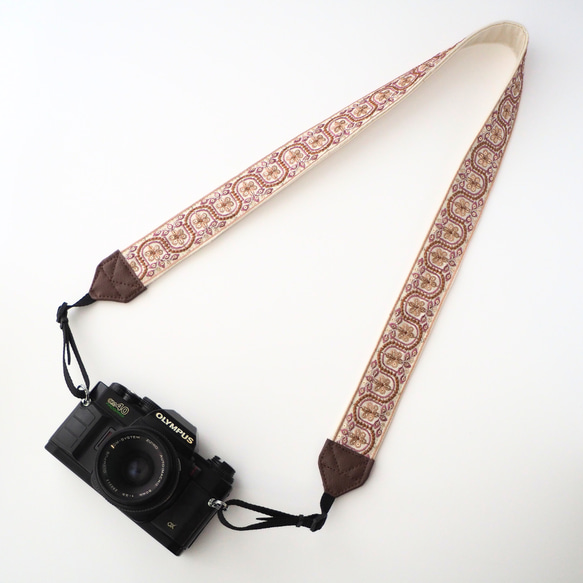 【ウェーブフラワー】ピンク　カメラストラップ　インド刺繍　帆布　華やか　可愛い　カメラ女子 2枚目の画像