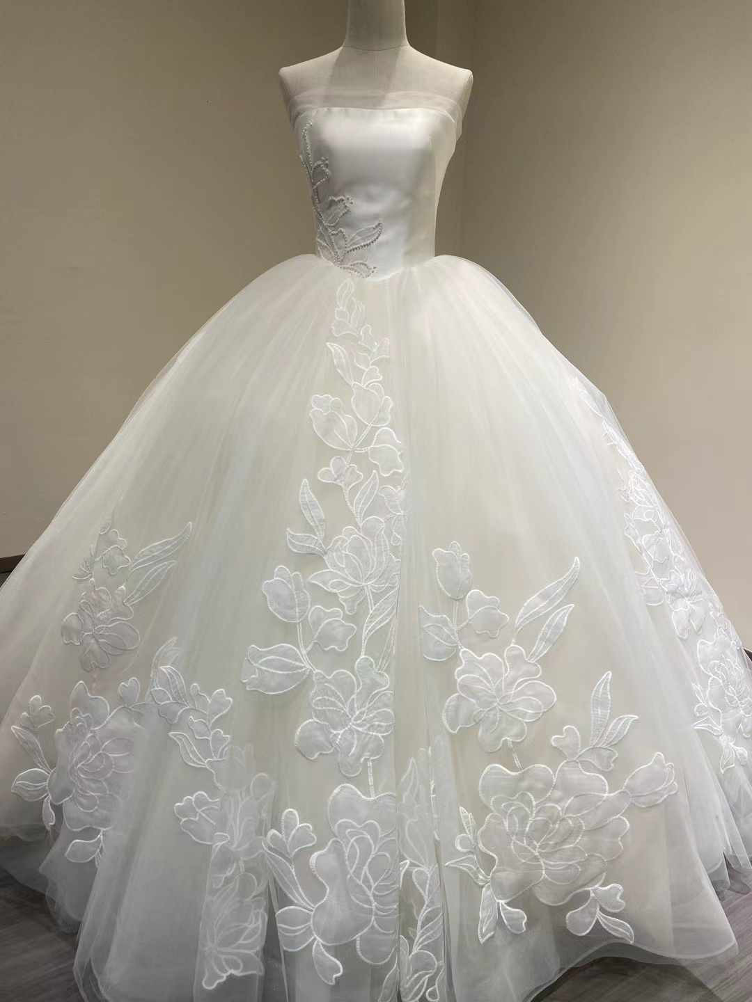 送料無料！ウェディングドレス ベアトップ 魅惑の花レース プリンセスライン 披露宴/結婚式