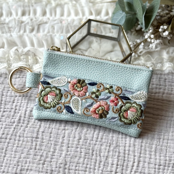 user_ffb2b6f0 おまとめ インド刺繍リボン×合皮 ポーチ ブルーのインド刺繍リボンと合皮のポーチ カラビナ付き ポーチ