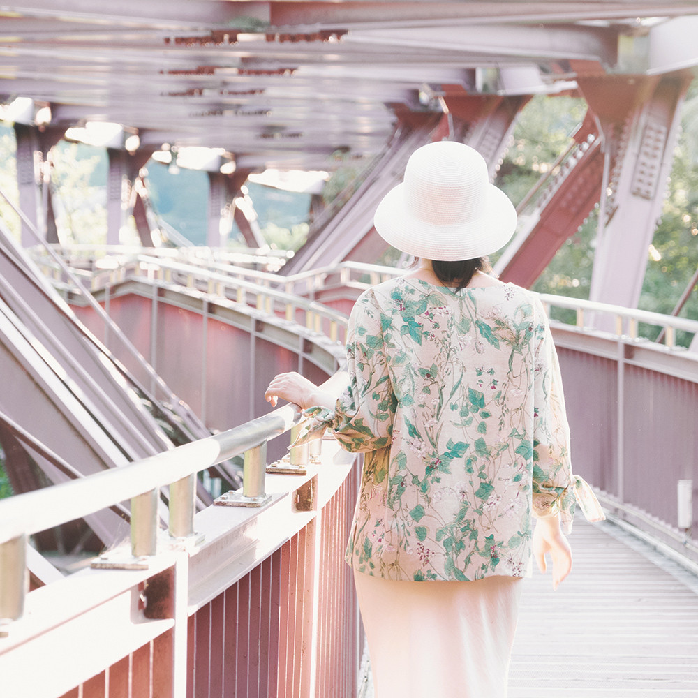 暑い夏にゆったり着られる！袖がリボンのハーフリネンブラウス ナチュラル【特集掲載】