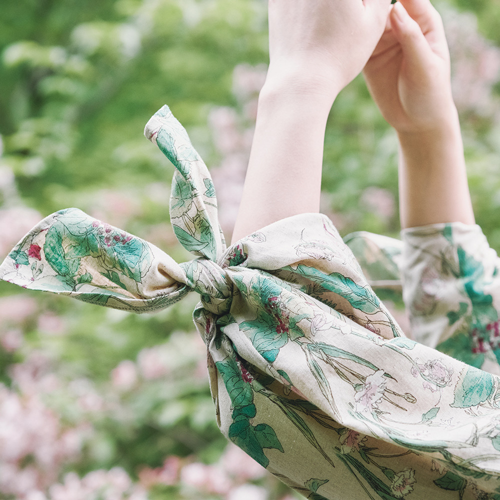 暑い夏にゆったり着られる！袖がリボンのハーフリネンブラウス ナチュラル【特集掲載】