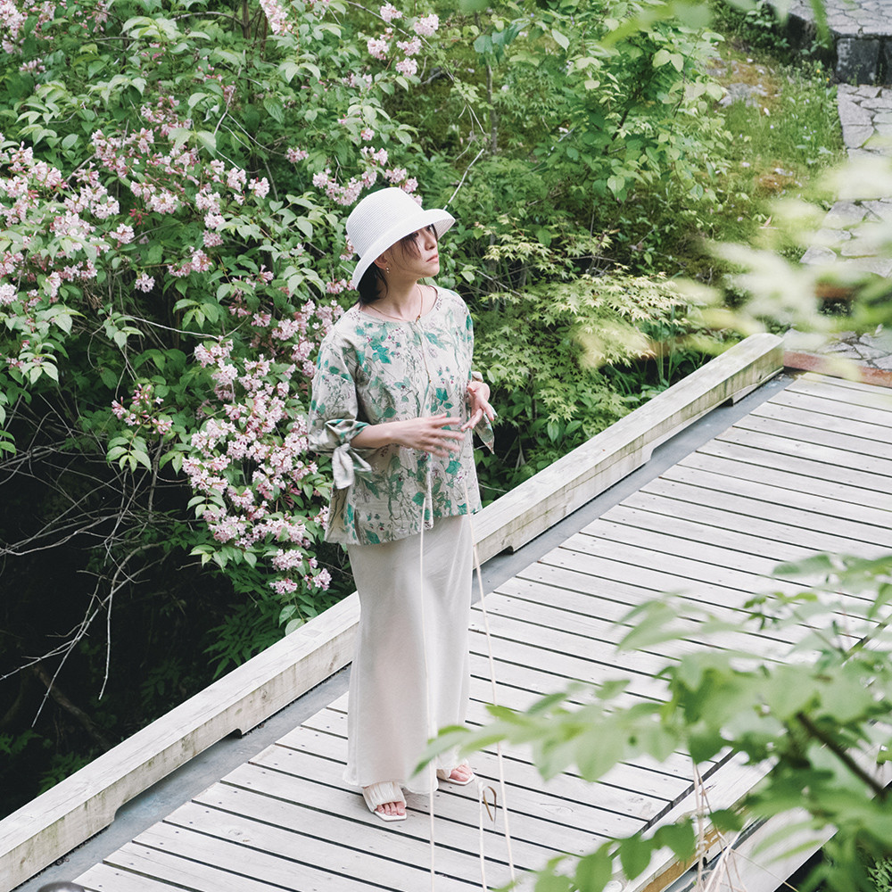 暑い夏にゆったり着られる！袖がリボンのハーフリネンブラウス ナチュラル【特集掲載】