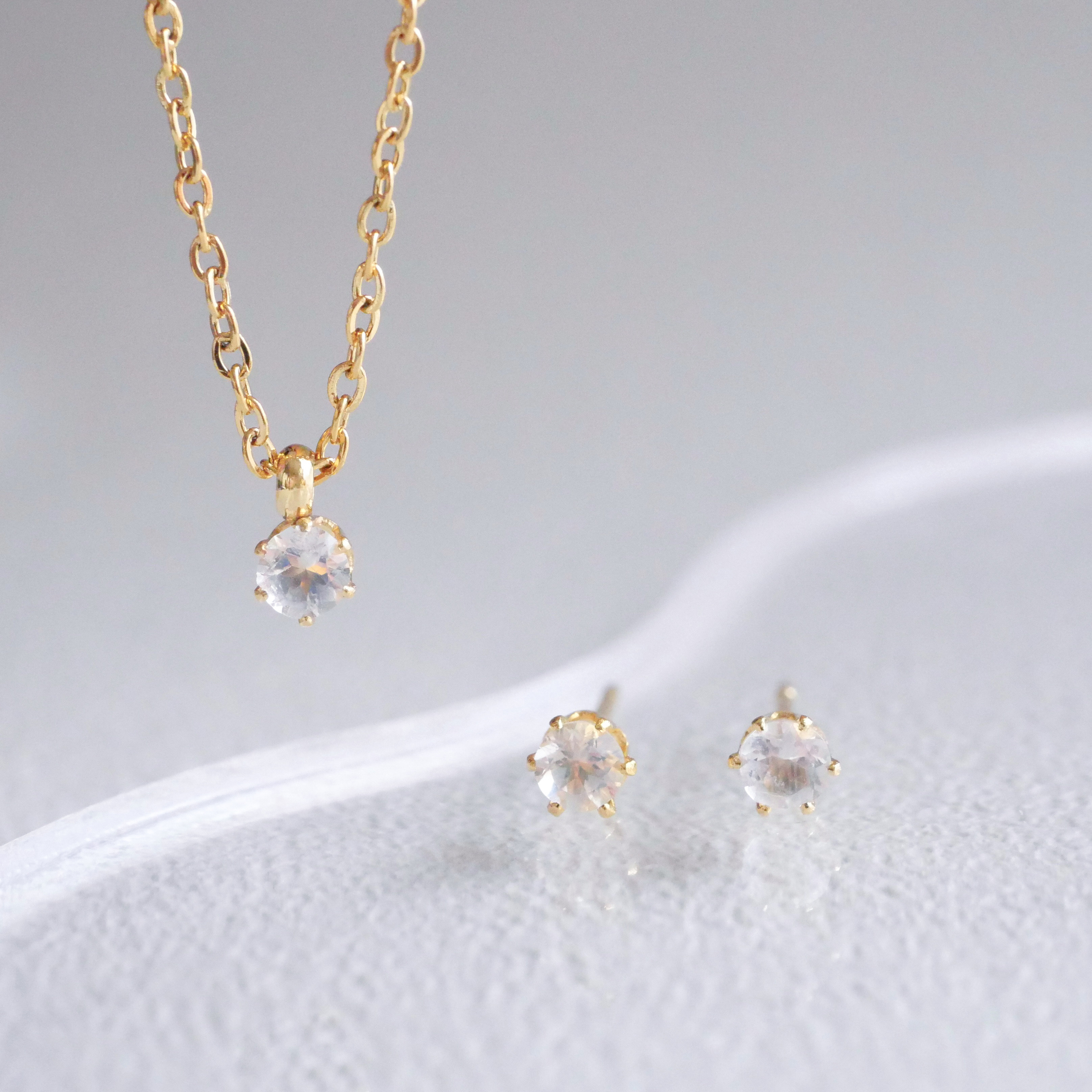 レインボームーンストーンの一粒ピアスとネックレスの2点セット　６月誕生石　３ｍｍ　サージカルステンレス　プレゼント　小粒