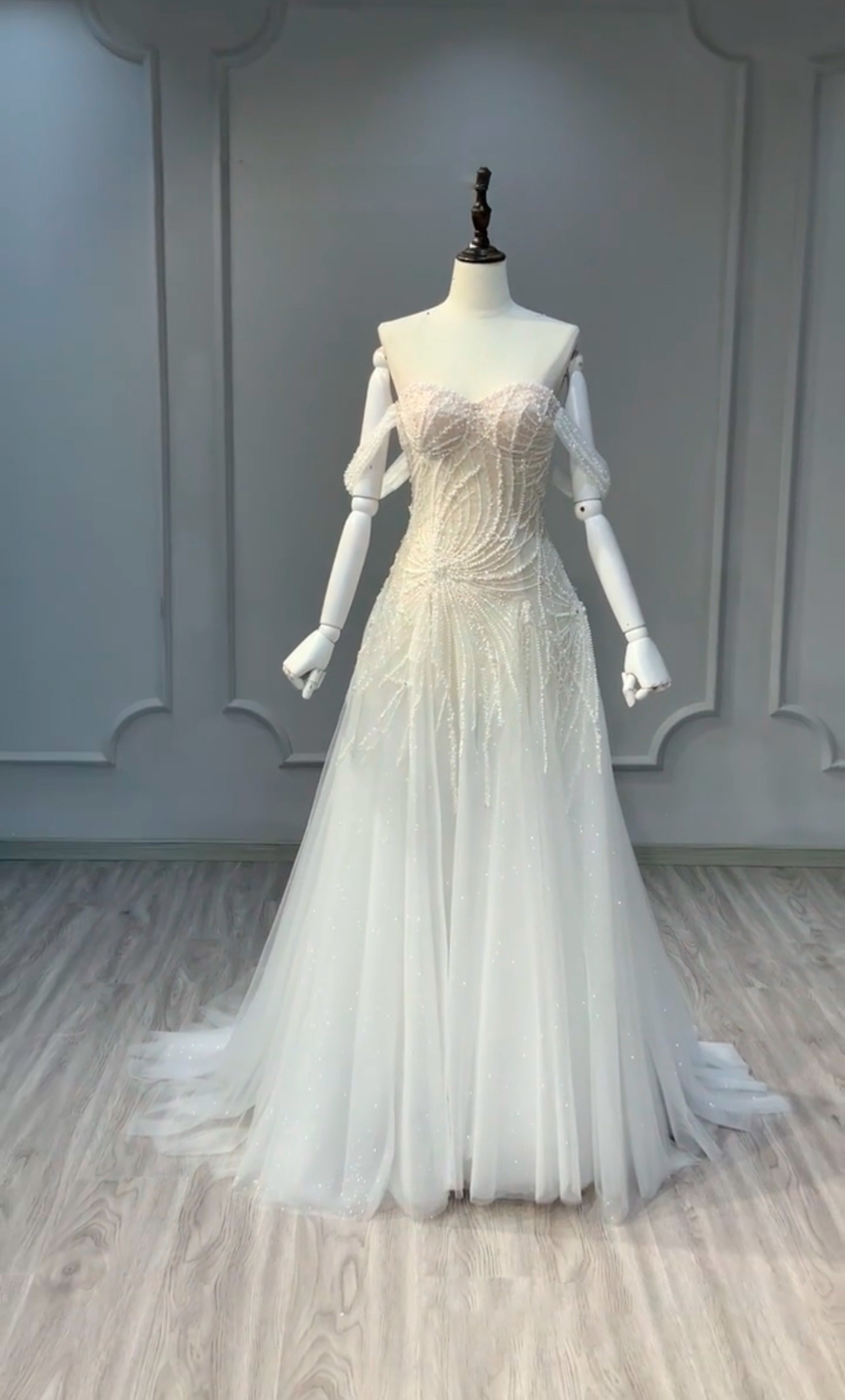 素材感を際立つ　たっぷりパール　キラキラ　二の腕カバー　オフショルダー　トレーン　スレンダーライン　パーティードレス花嫁