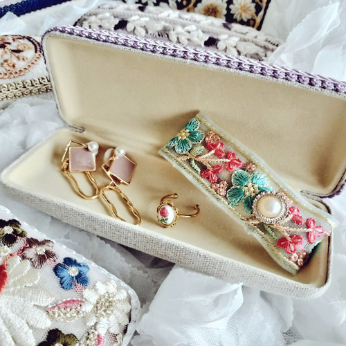 彩り華やか 迷う楽しみ選べる刺繍ミモザのハードメガネケース 【名入れ