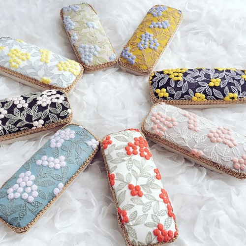 彩り華やか 迷う楽しみ選べる刺繍ミモザのハードメガネケース 【名入れ