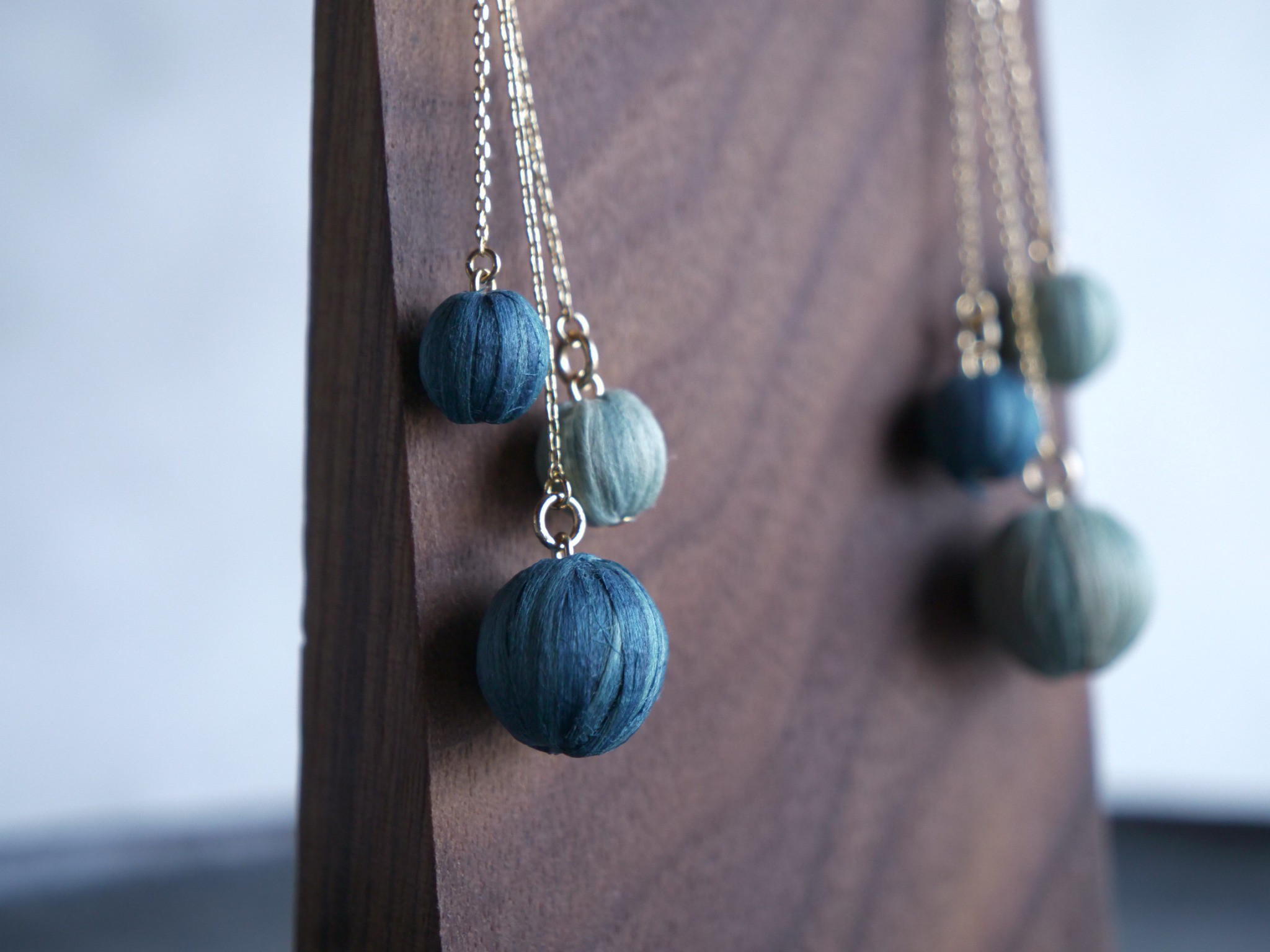 《soya》　アットゥシ樹皮　玉チェーンピアス3連　ピアス・イヤリング　※お好みの色をお知らせください