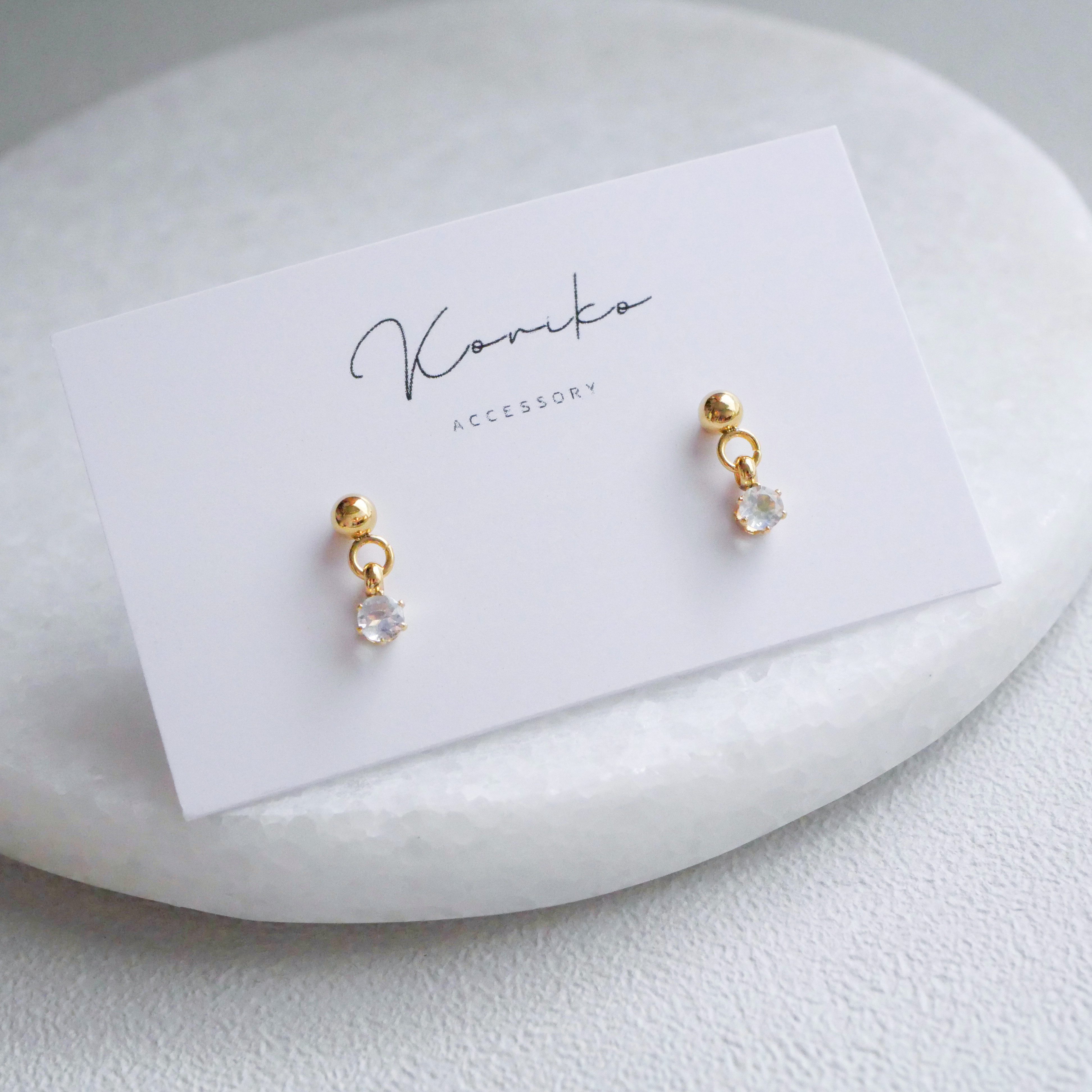 レインボームーンストーン揺れる一粒ピアスと一粒ネックレスの2点セット　6月誕生石　天然石　サージカルステンレス　ギフト