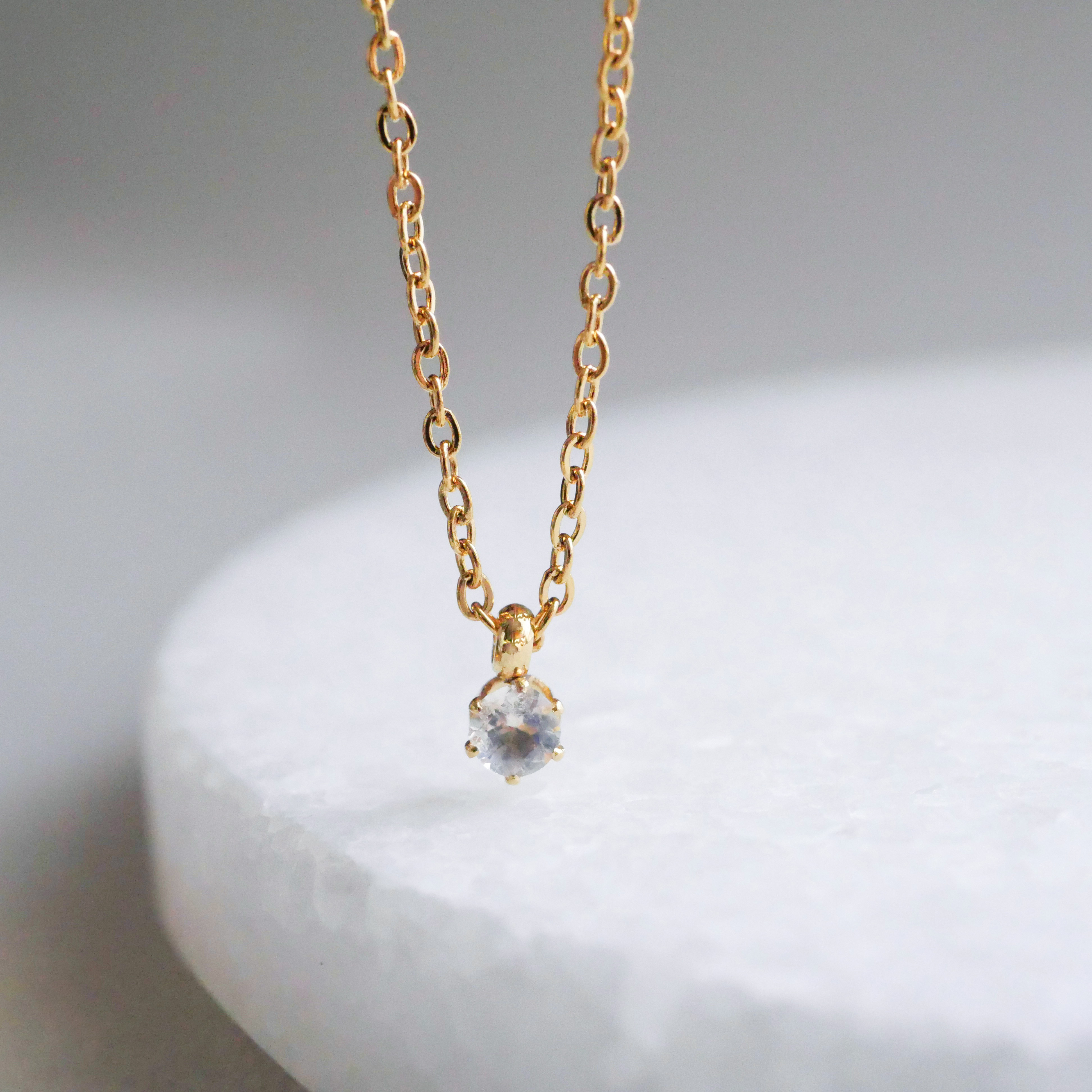 レインボームーンストーン揺れる一粒ピアスと一粒ネックレスの2点セット　6月誕生石　天然石　サージカルステンレス　ギフト