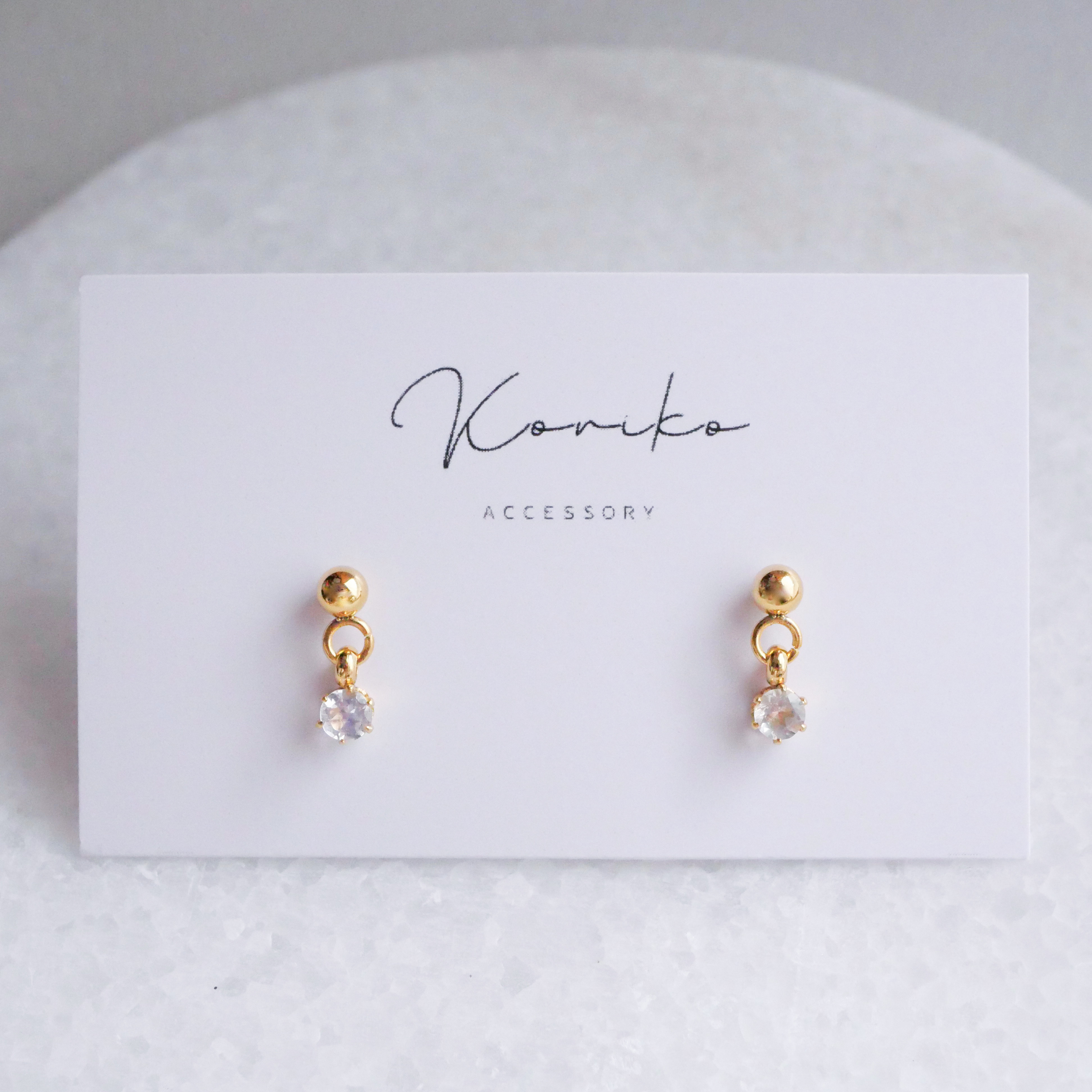 レインボームーンストーン揺れる一粒ピアスと一粒ネックレスの2点セット　6月誕生石　天然石　サージカルステンレス　ギフト