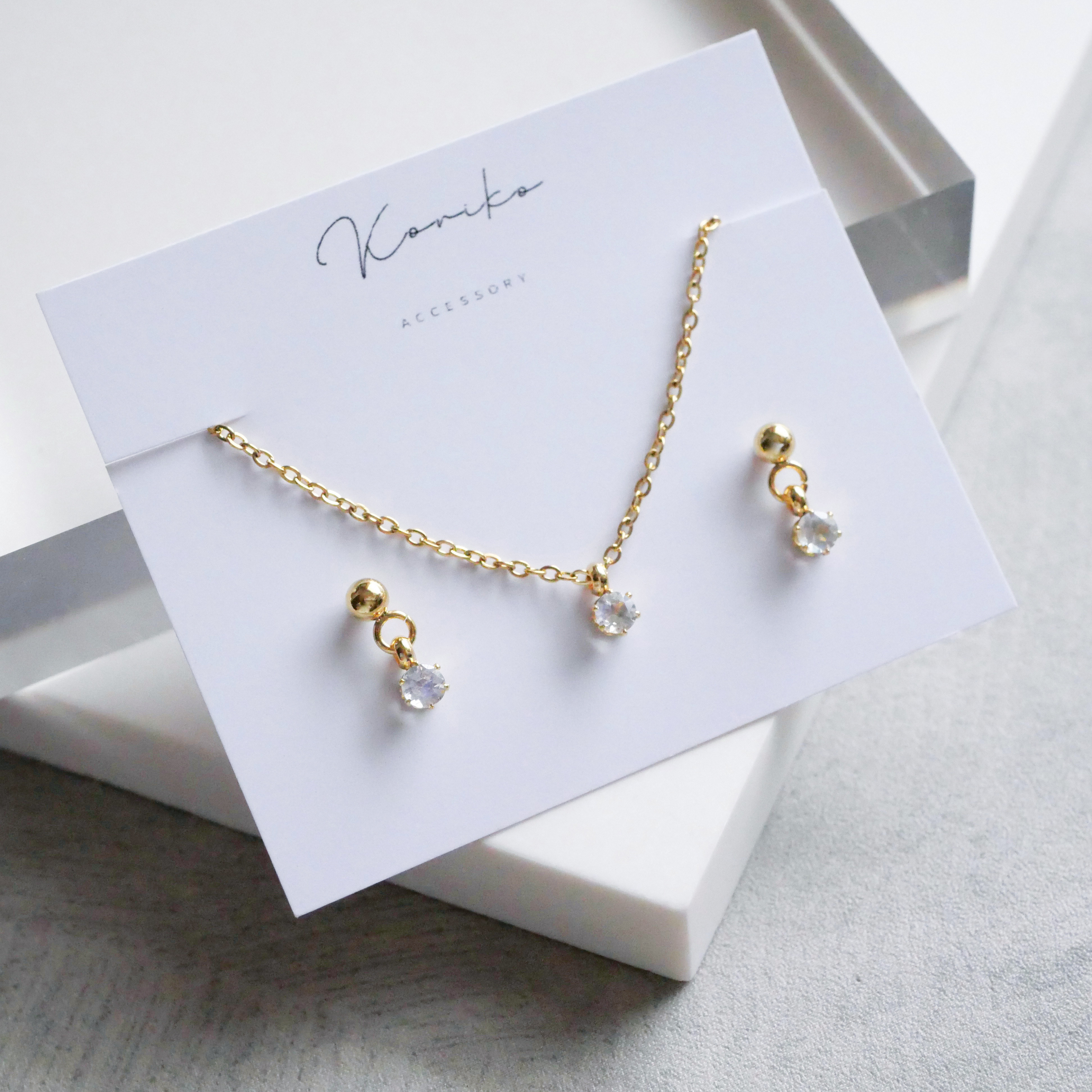 レインボームーンストーン揺れる一粒ピアスと一粒ネックレスの2点セット　6月誕生石　天然石　サージカルステンレス　ギフト