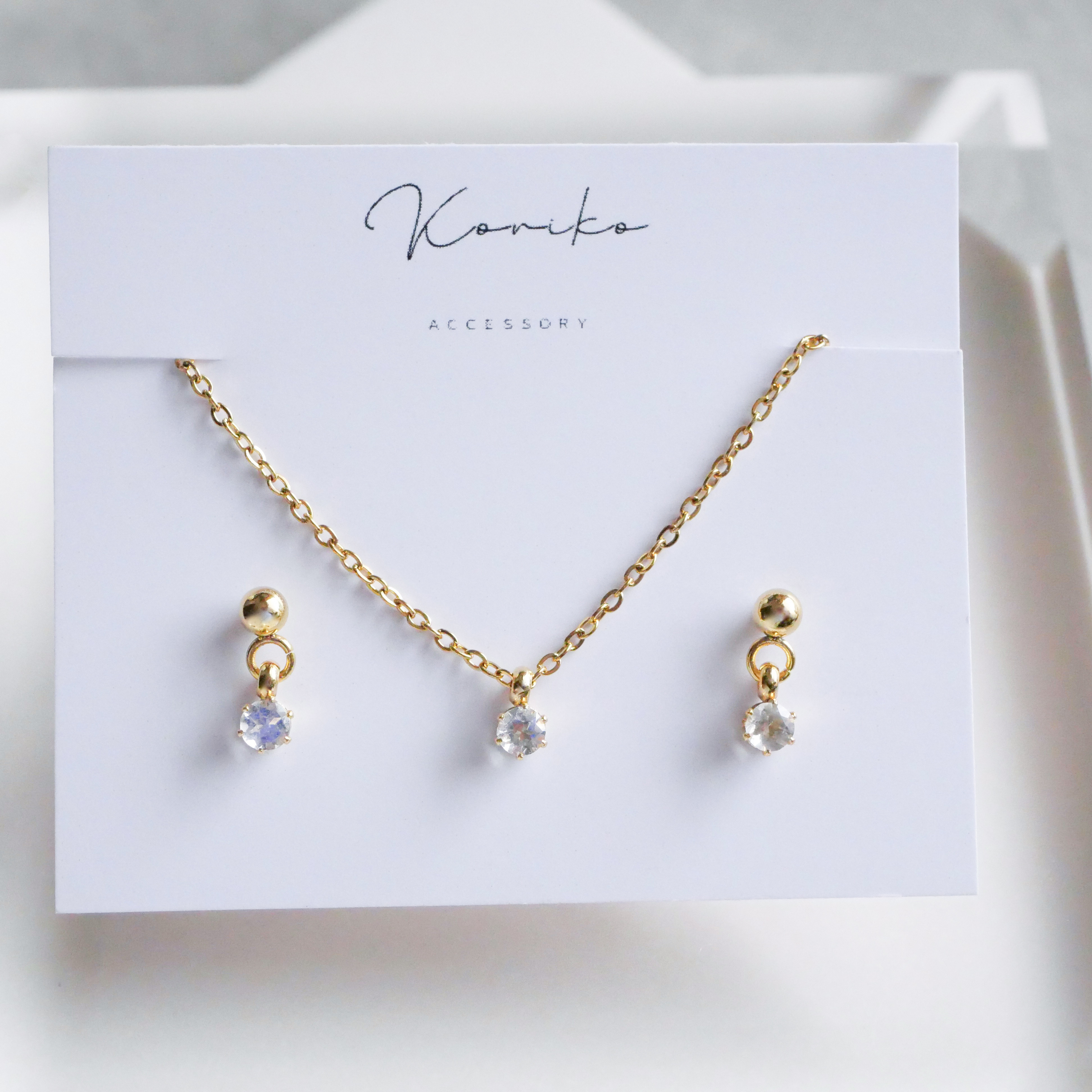 レインボームーンストーン揺れる一粒ピアスと一粒ネックレスの2点セット　6月誕生石　天然石　サージカルステンレス　ギフト