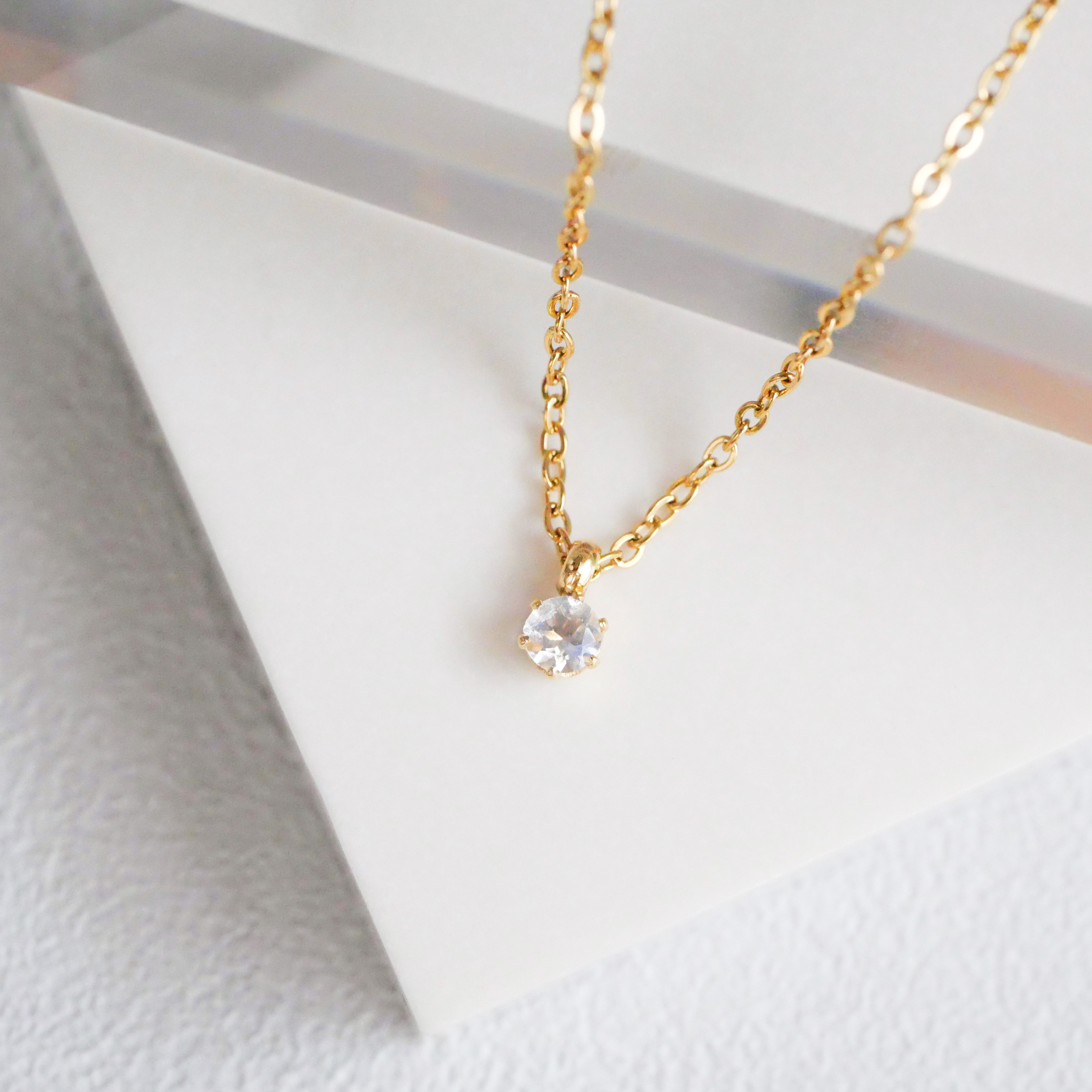 レインボームーンストーン揺れる一粒ピアスと一粒ネックレスの2点セット　6月誕生石　天然石　サージカルステンレス　ギフト