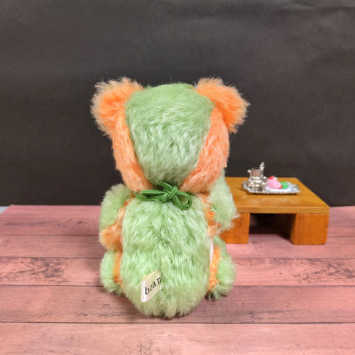 再販】くまのぬいぐるみ 淡い緑とオレンジの【えびアボカド】な
