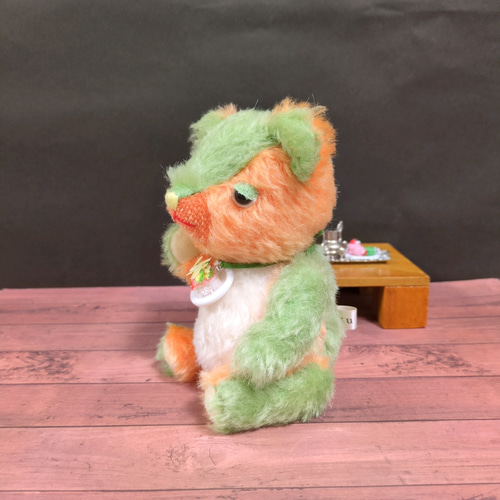 再販】くまのぬいぐるみ 淡い緑とオレンジの【えびアボカド】な