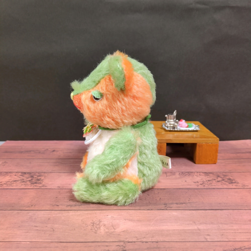 再販】くまのぬいぐるみ 淡い緑とオレンジの【えびアボカド】な