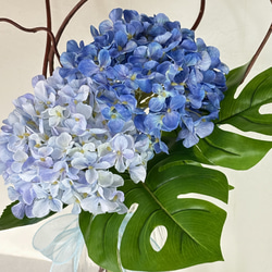 紫陽花とモンステラのブーケ＆スワッグ♡ 壁飾り・置き飾りの2wayタイプ（ガラスベース付)〜アーティフィシャルフラワー〜 4枚目の画像
