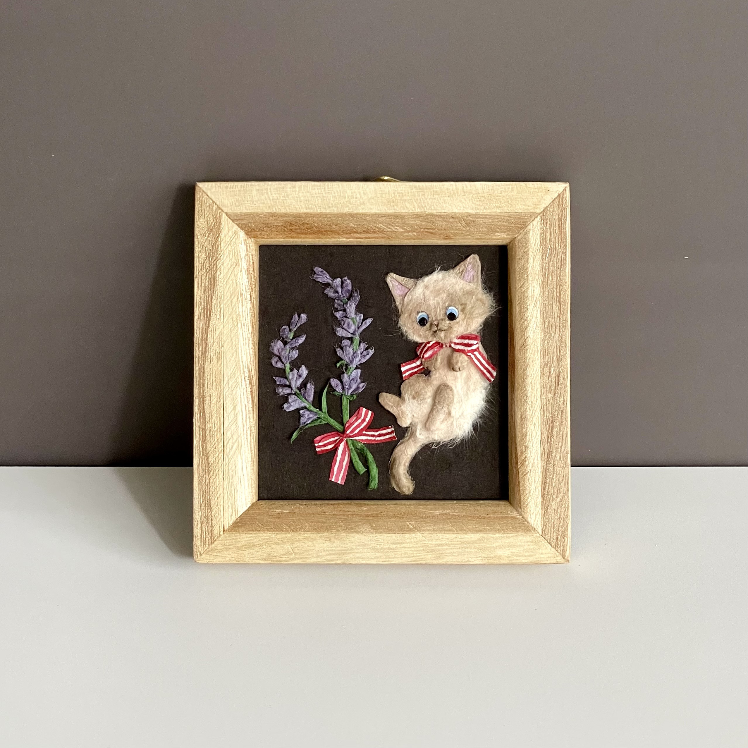 絵画 。手描き【かわいい猫たちが花、ワイン、果物のテーブルを囲んでいる】