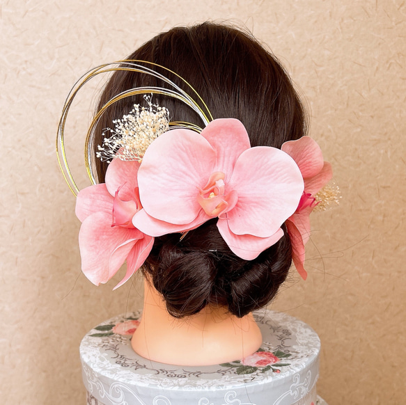 送料無料 淡いピンク胡蝶蘭の髪飾り 結婚式 成人式 水引  ウェディング ゴールド ふんわりピンク サーモンピンク 1枚目の画像