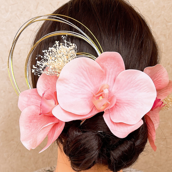 送料無料 淡いピンク胡蝶蘭の髪飾り 結婚式 成人式 水引  ウェディング ゴールド ふんわりピンク サーモンピンク 2枚目の画像