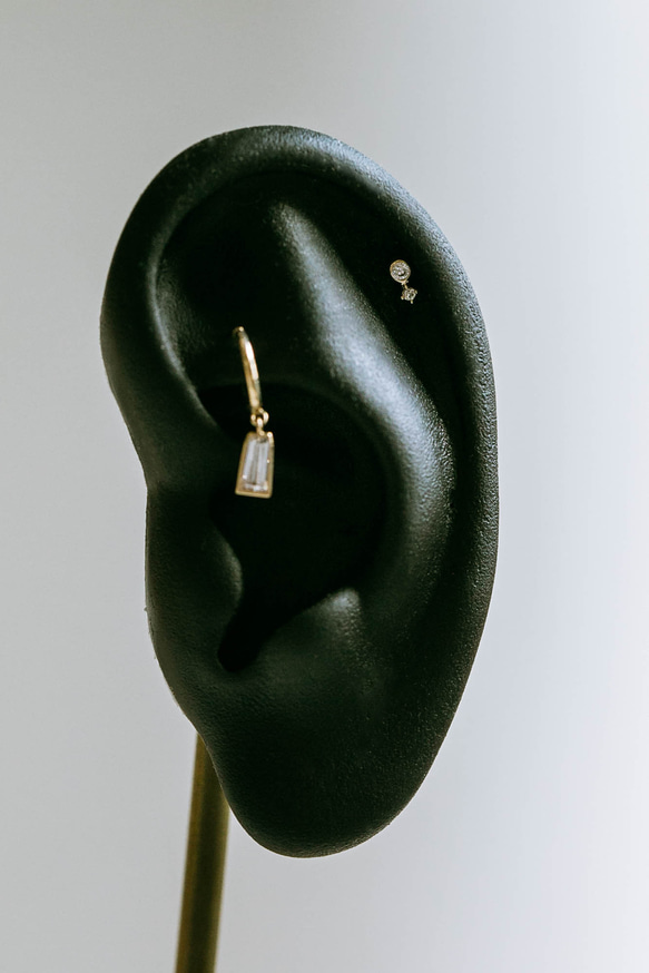 14K金 ゴールド bezel ミニマリスト  ヘリックス 軟骨 トラガス イヤリング ピアス ラブレット 3枚目の画像