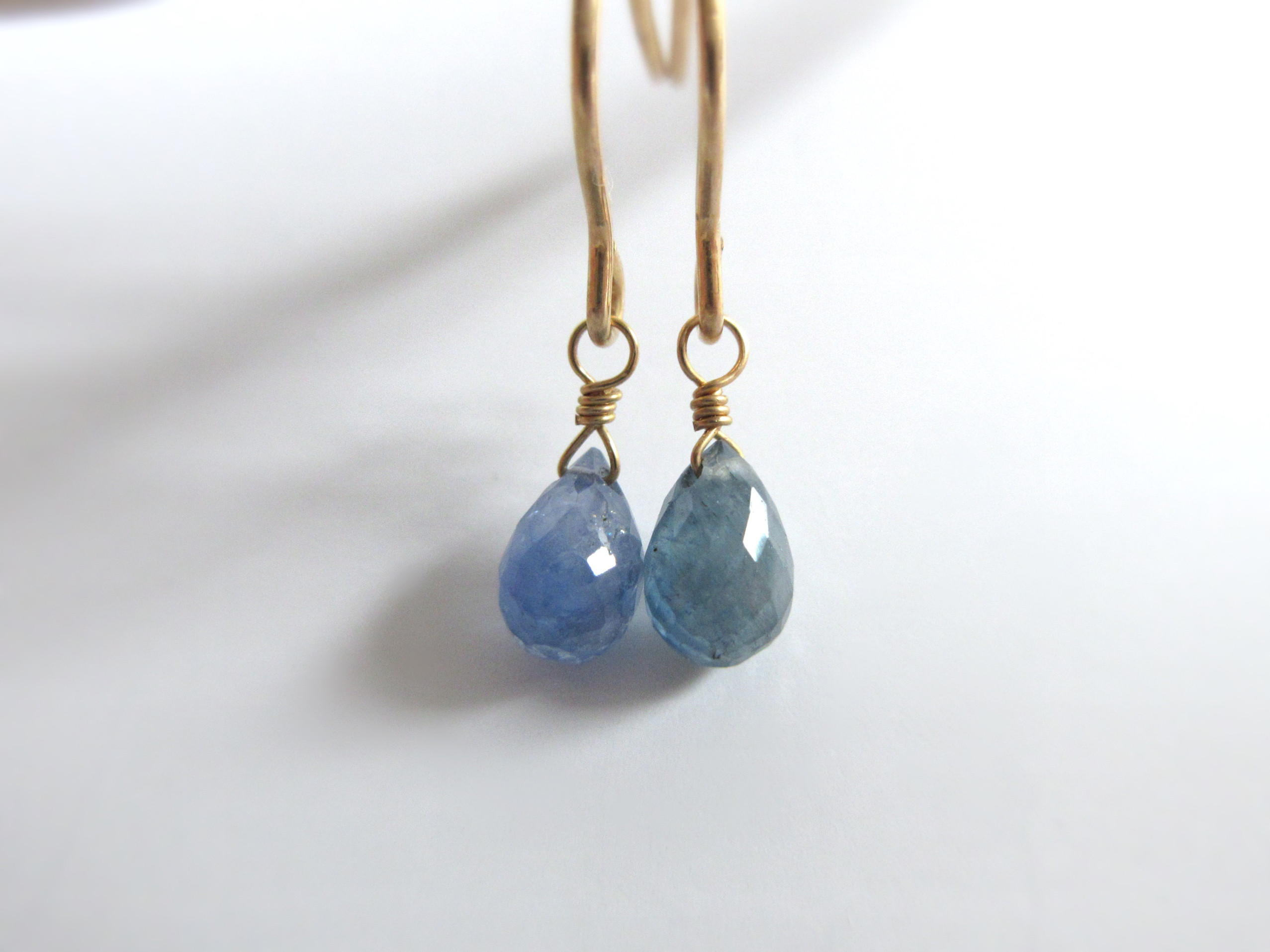 【9月の誕生石】6.7×4.5mm「非加熱ブルーサファイア」14kgfピアス【一点のみ】