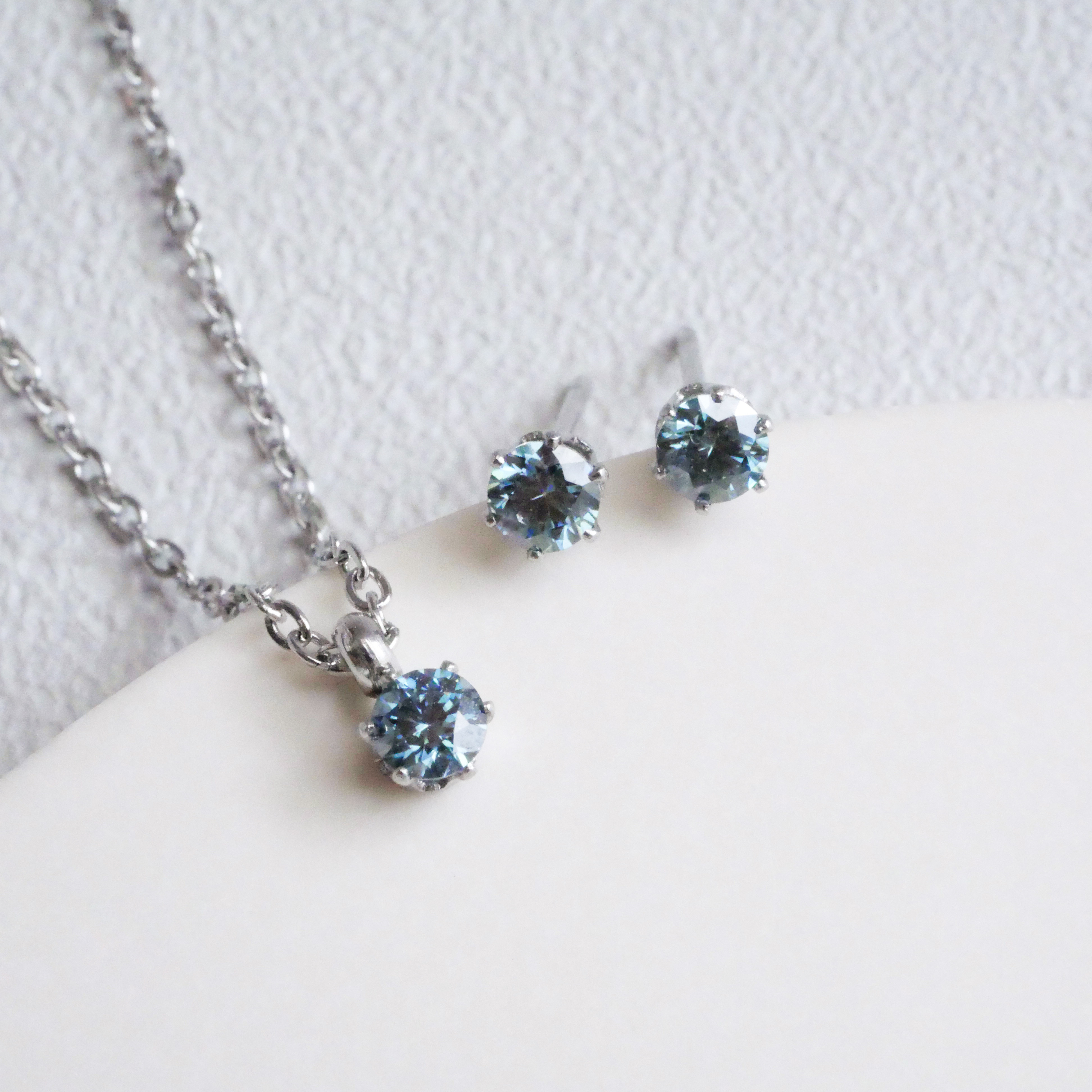 【凛とした輝き】モアサナイトの一粒ピアスとネックレスの2点セット　ブルー　サージカルステンレス　つけっぱなしOK ギフト