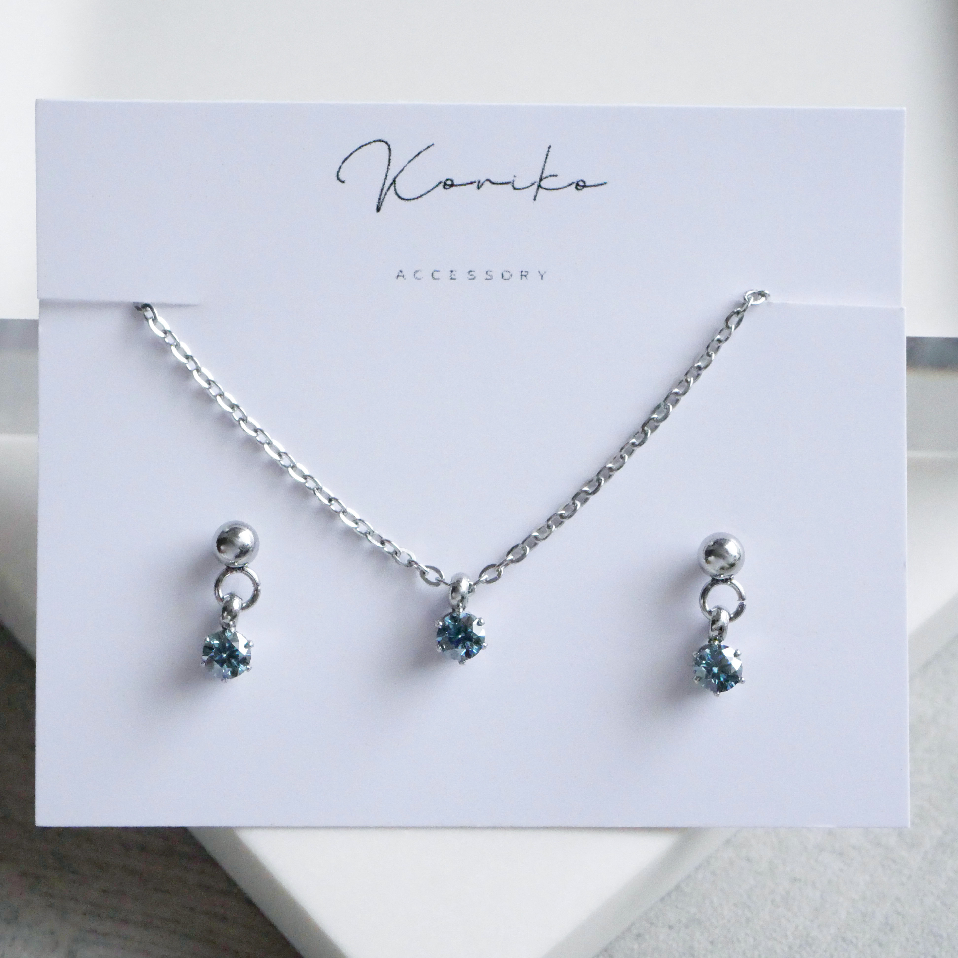 【青のエレガンス】モアサナイトの揺れる一粒ピアスとネックレスの2点セット　ブルー　サージカルステンレス　金アレ対応