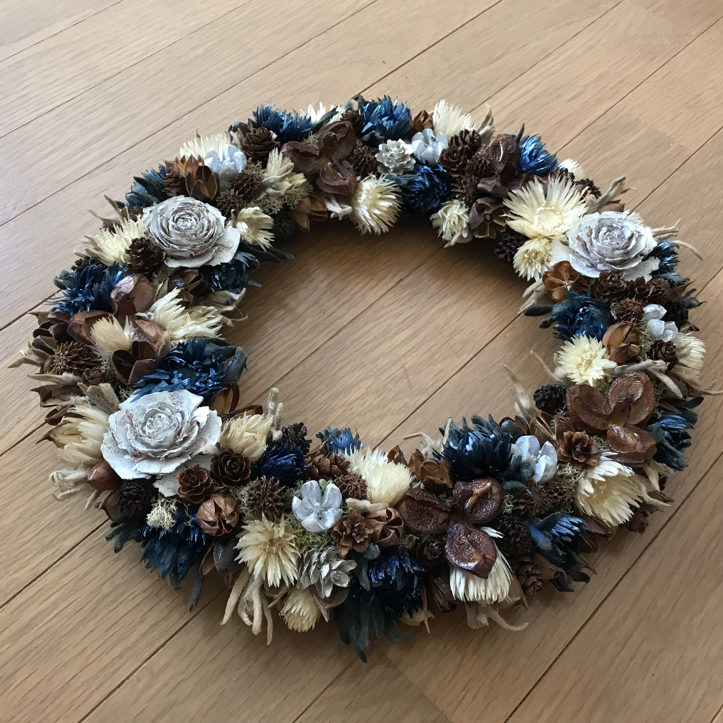 《フラワーギフト》シックでアンティークな木の実とお花のリース32cm（1点限定）